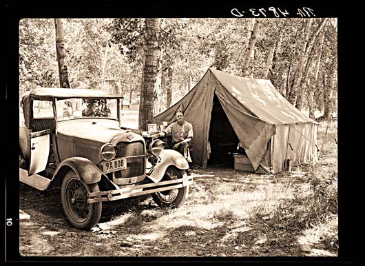 Photo d'illustration de Swagman Star, homme devant sa tente, crédits photos : Library of Congress
